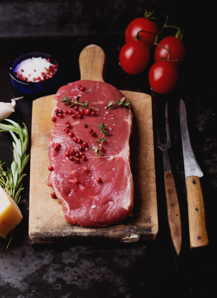 Siyah arka plan üzerine ham striploin sığır eti biftek - Fotoğraf, Görsel