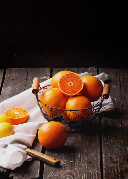 Oranges sanglantes sur fond rustique
 - Photo, image