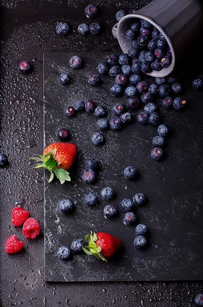 Blueberries, dark rustic style - 写真・画像