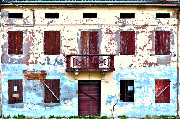 Windows w stary zniszczony ściana - Zdjęcie, obraz