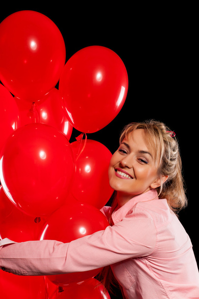 Güzel bluz kırmızı balonlarla kadında - Fotoğraf, Görsel