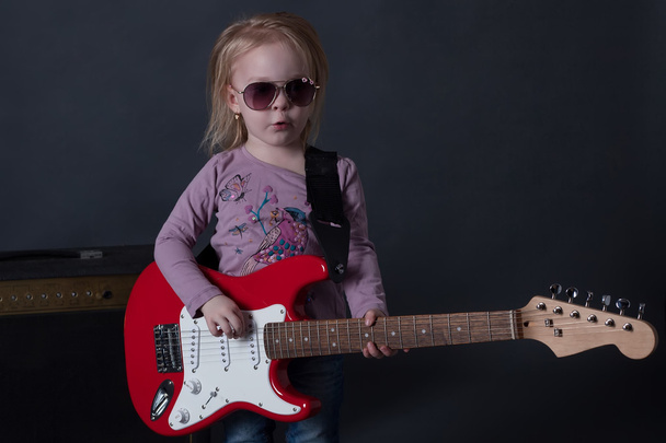 kleines hübsches Mädchen spielt auf der E-Gitarre - Foto, Bild