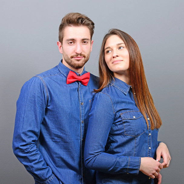 hübsch aussehendes junges Paar posiert zusammen - Foto, Bild