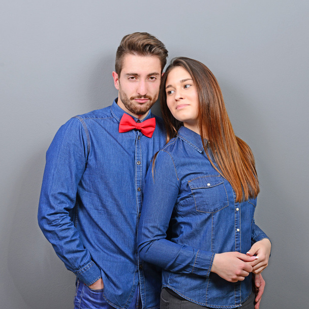 Komea näköinen nuori pari poseeraa yhdessä
 - Valokuva, kuva