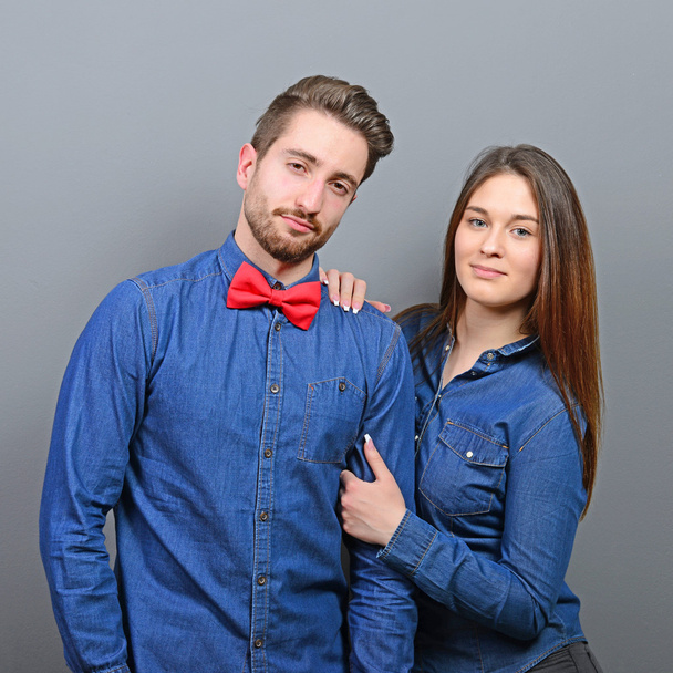 hübsch aussehendes junges Paar posiert zusammen - Foto, Bild