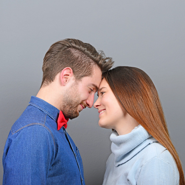 Ευτυχισμένο ζευγάρι στην αγάπη ψάχνει βαθιά σε κάθε άλλοι εναντίον μάτια - Φωτογραφία, εικόνα