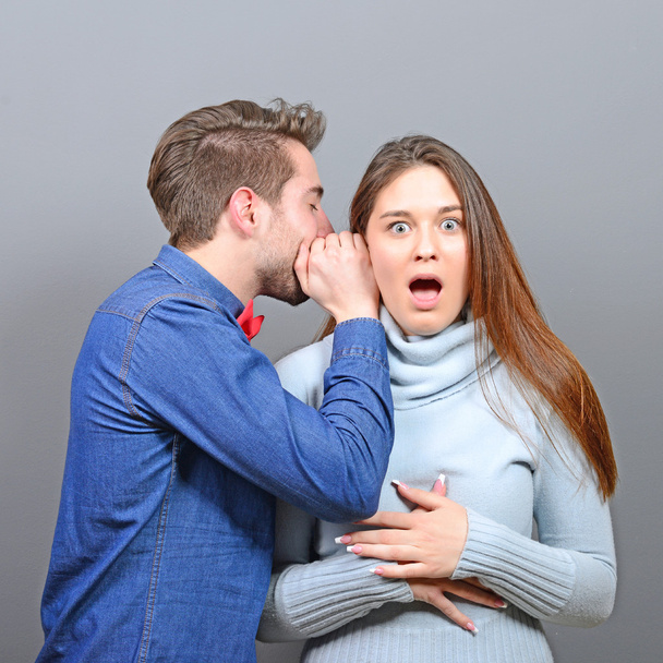 Férfi és nő whispering titkok - Fotó, kép
