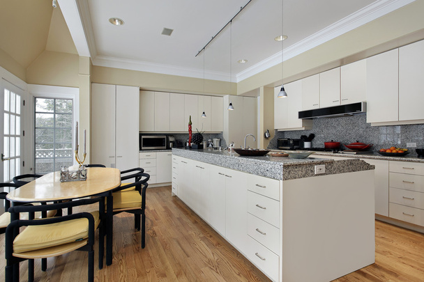 keuken met witte kasten - Foto, afbeelding
