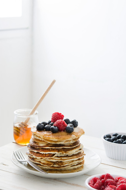 American pancakes with raspberries and blueberries - Фото, изображение