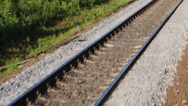 Μεταλλικό σιδηρόδρομο στο χαλίκι - Πλάνα, βίντεο