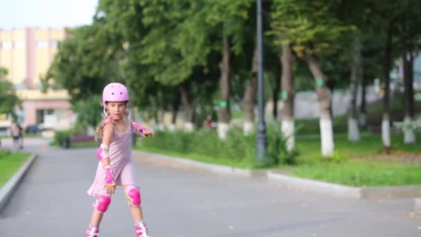 Little girls  rides and dances - Záběry, video