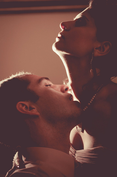 Belo casal está se beijando no quarto
 - Foto, Imagem