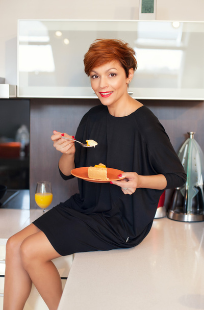 Happy girl eating a cheesecake - Foto, Bild