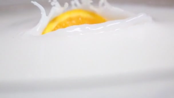Orangentropfen in Milch - Filmmaterial, Video