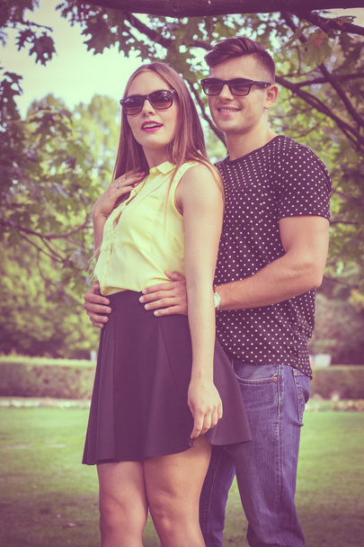uśmiechający się para w parku - Zdjęcie, obraz