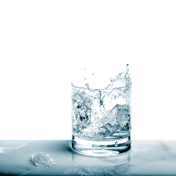 Sparkling water in broken glass. Fresh cold drink - Foto, Bild