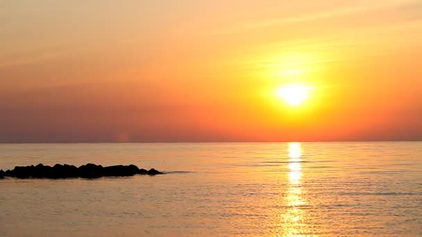 piękny wschód słońca nad morzem - Materiał filmowy, wideo