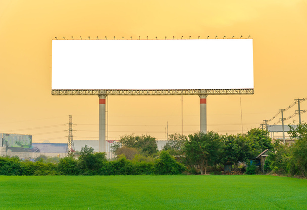 Красивий сільський пейзаж з порожнім рекламним щитом на заході сонця для реклами
. - Фото, зображення