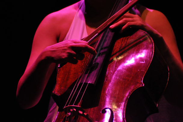 wiolonczela gracz koncertuje na żywo na scenie - Zdjęcie, obraz