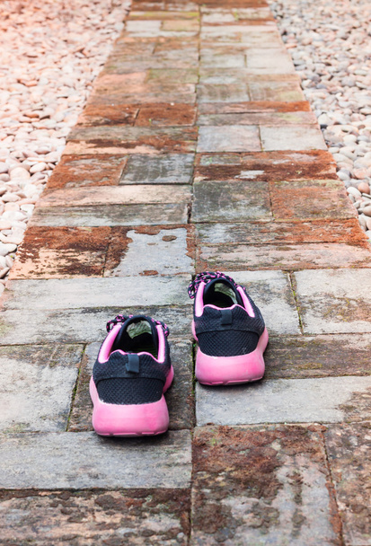 Zapatillas de correr en casa jardín pie camino
 - Foto, Imagen