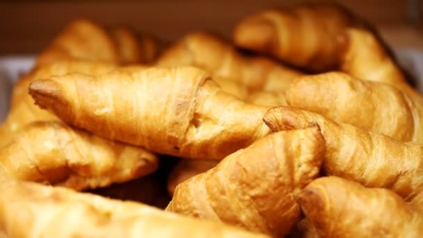 croissants Mijnwezen van dichtbij in een supermarkt - Video