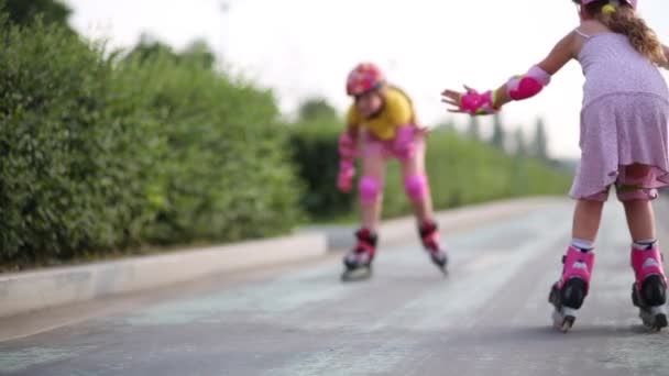Two girls in roller skates - Záběry, video