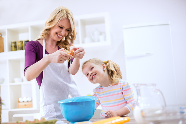 Familia divirtiéndose en cocina
 - Foto, imagen