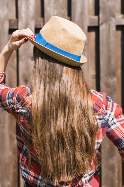 Girl in straw hat and shirt in country - Foto, Imagem
