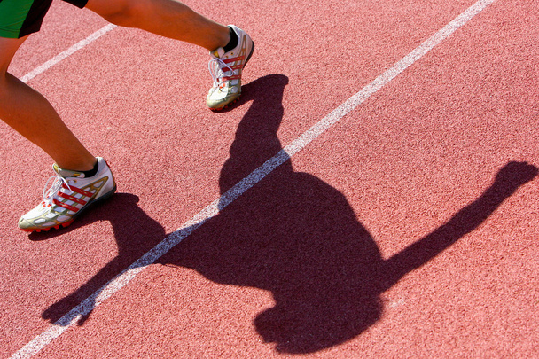 Ihmisen varjo juoksemassa
 - Valokuva, kuva