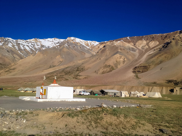 Ladakh, Indie - 6 lipca 2014: Stupa na obozie Sarchu, droga Leh- Manali, Ladakh, Indie - Zdjęcie, obraz