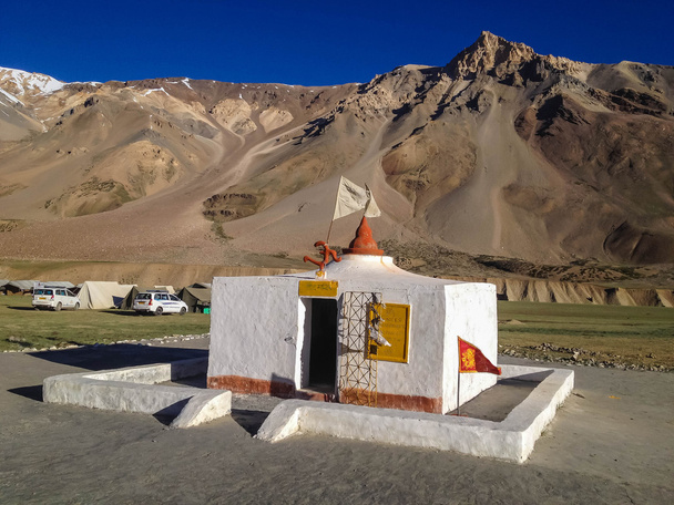 Ladakh, Hindistan - 6 Temmuz 2014: Stupa Sarchu kampında, Leh- Manali yolu, Ladakh, Hindistan - Fotoğraf, Görsel