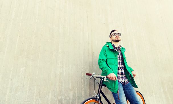 happy young hipster man with fixed gear bike - Foto, afbeelding