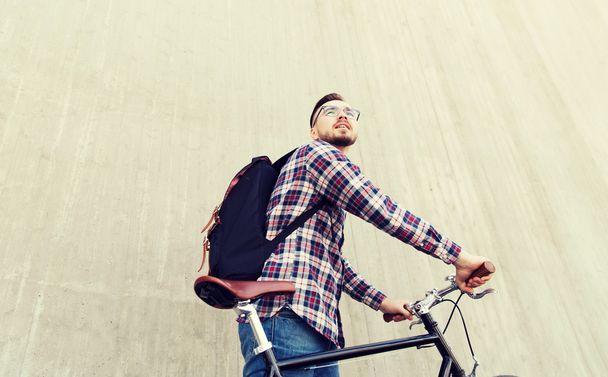 hipster man with fixed gear bike and backpack - Фото, зображення