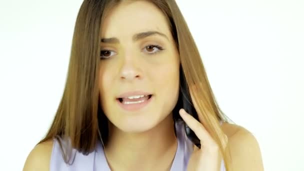 Vakava kaunis liiketoiminnan nainen puhelimessa eristetty 4K lähikuva
 - Materiaali, video