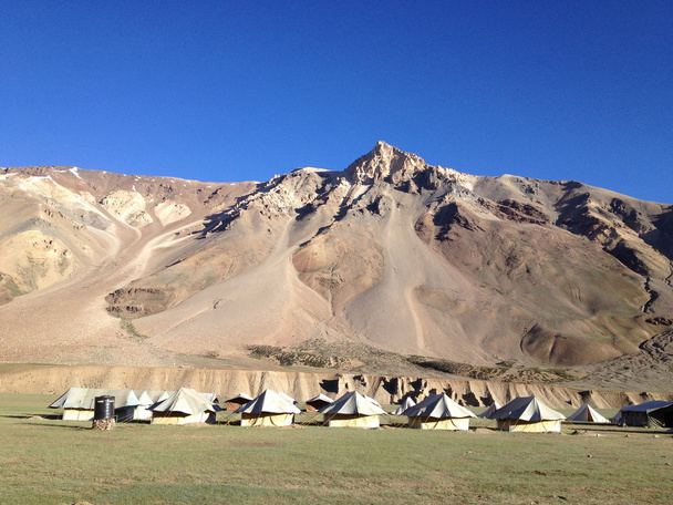 Сарчу палатки кемпинга на шоссе Лех - Манали. Лех - Манали-роуд - автомагистраль на севере Индии, соединяющая Лех в Ладакхе в штате Джамму и Кашмир, Манали в штате Химачал-Прадеш
 - Фото, изображение