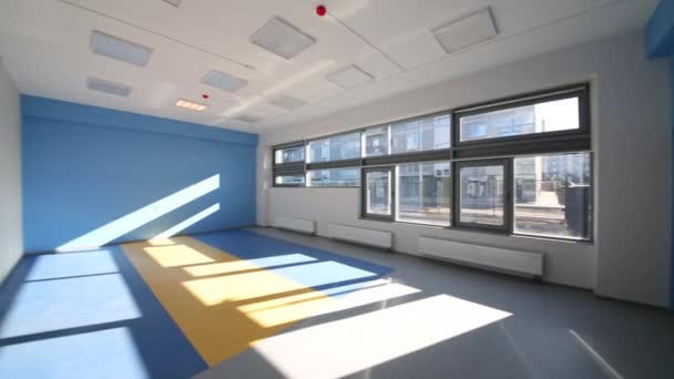 Игровая комната с голубыми стенами
  - Кадры, видео
