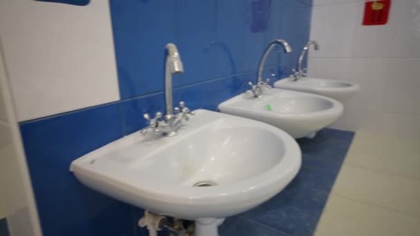Salle de toilettes dans la nouvelle maternelle
 - Séquence, vidéo