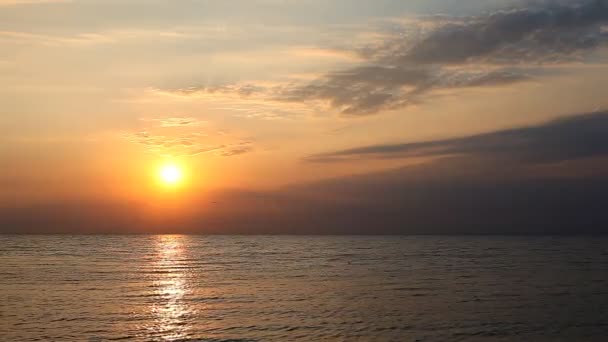 όμορφη ανατολή του ηλίου στη θάλασσα - Πλάνα, βίντεο