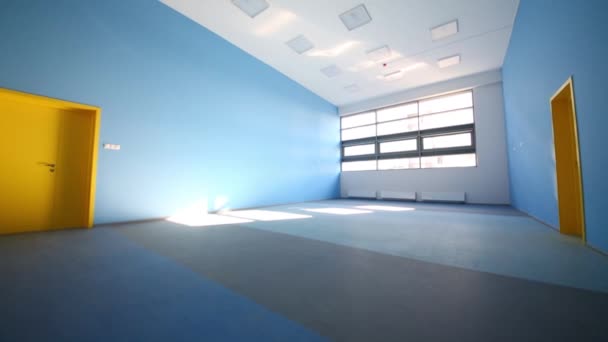 Sala de jogos vazia com paredes azuis
 - Filmagem, Vídeo