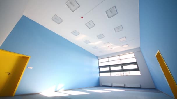Salle de jeux vide avec murs bleus
  - Séquence, vidéo