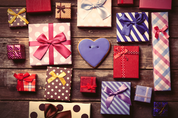 renkli hediyeler ve masada kurabiye - Fotoğraf, Görsel