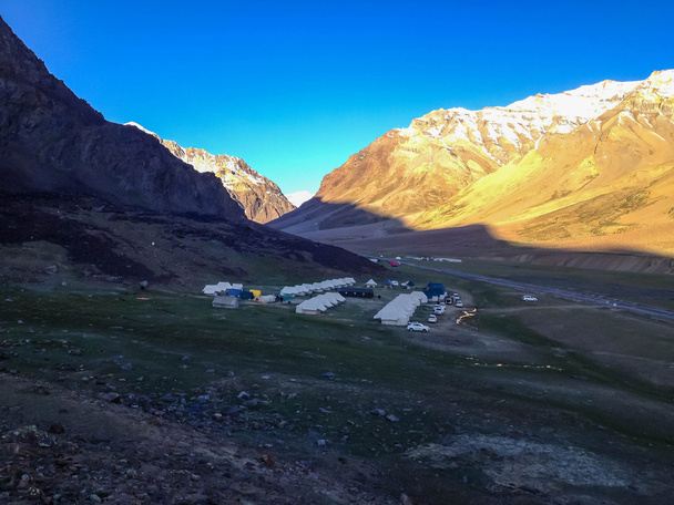 Tende da campeggio Sarchu a Leh - Manali Highway. Leh Manali Road è un'autostrada dell'India settentrionale che collega Leh in Ladakh nello stato del Jammu e Kashmir e Manali nello stato dell'Himachal Pradesh
. - Foto, immagini