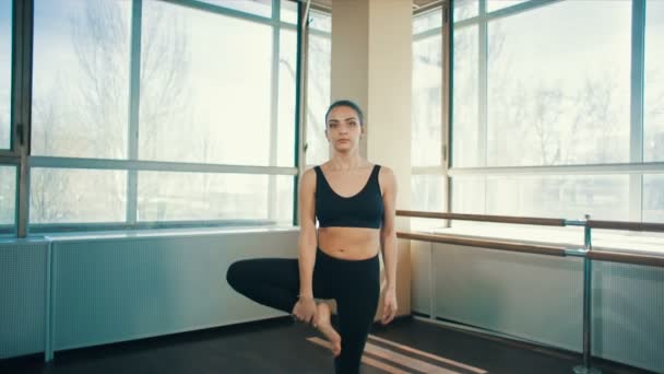 Mujer hacer yoga en el interior
 - Metraje, vídeo