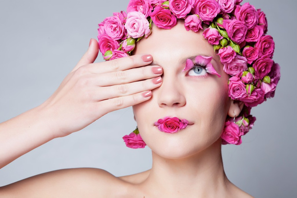 Girl with roses in hair - Fotografie, Obrázek