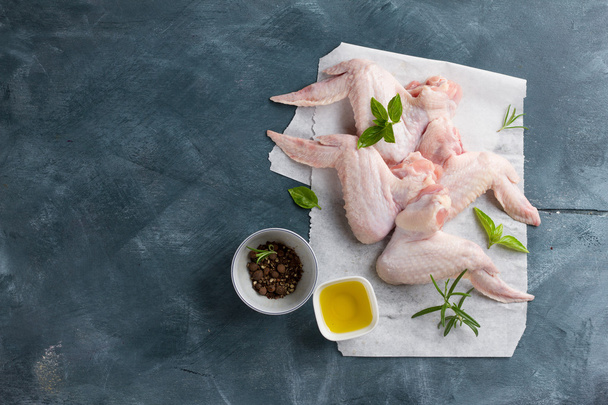 Fresh chicken wings with spices - Foto, immagini