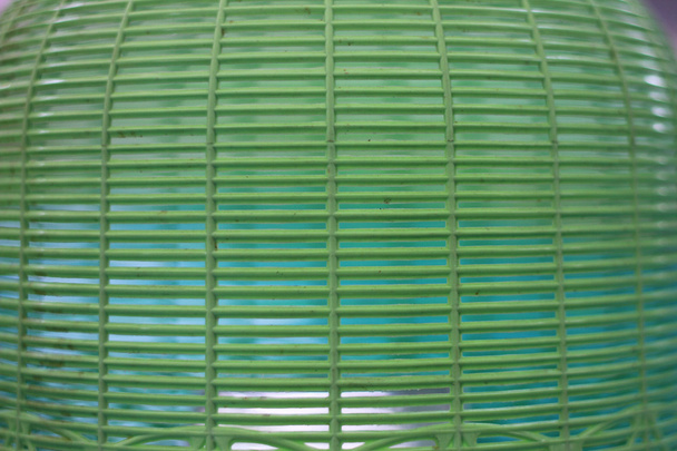Κωνικό σχήμα κάλυμμα πράσινη θαμπάδα διατηρεί τα τρόφιμα μακριά από τις μύγες .  - Φωτογραφία, εικόνα