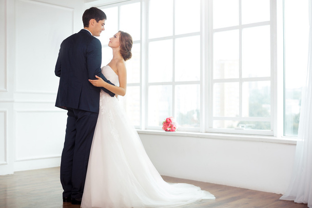 Bride and groom in very bright room - Foto, afbeelding