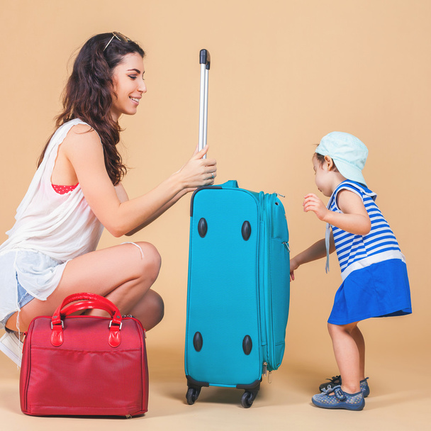 Child with mother ready to travel - Foto, Bild