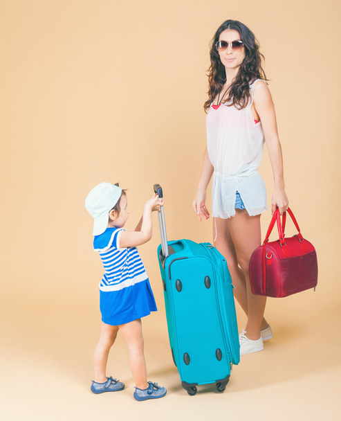 Child with mother ready to travel - Zdjęcie, obraz