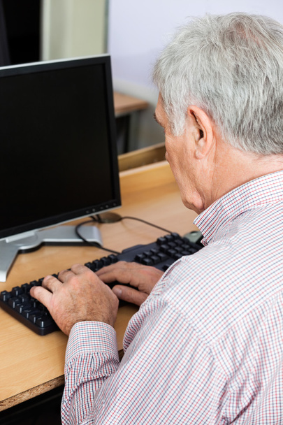 Senior Man Using Desktop PC In Class - Φωτογραφία, εικόνα